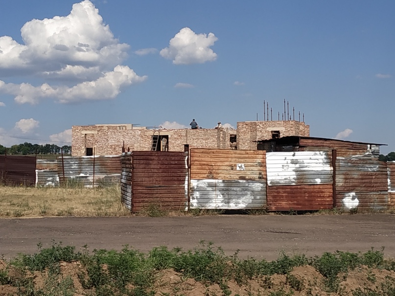 Фото: Начало восстановления. Храм сгорел во время военных действий 19 октября 2015 г. С момента пожара служение в храме не прекращалось. Литургия проходит в вагончике-сторожке храма.