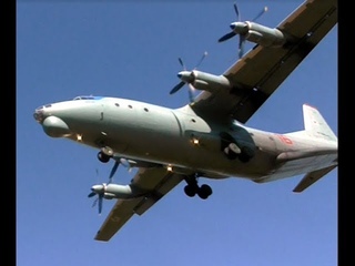Военно-Транспортный самолёт Ан-12 приземлился в Кубинке.