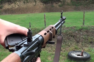 Стрельба из FG42 (Fallschirmjägergewehr)