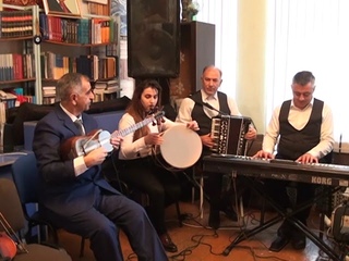 Girdim yarn baasna  -  ifa edir Rvn Zamanov  ( Gyay Arvan kitabxanas )