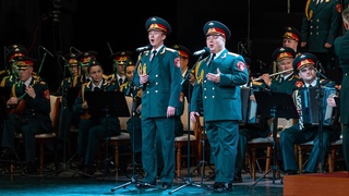 Концерт в Пхеньяне 2023, Смуглянка, солисты  Алексей Скачков и Роман Валутов