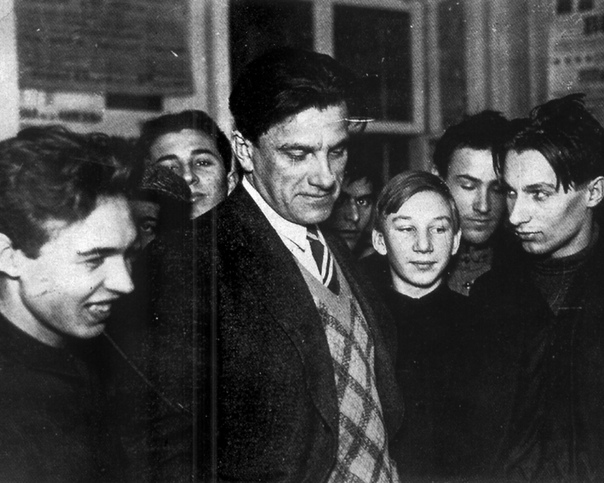 Смерть Маяковского. Москва, 14 апреля 1930 года. Сейчас может показаться странным, что у главного поэта революции не было виллы на берегу озера Комо или особняка в одном из уютнейших районов