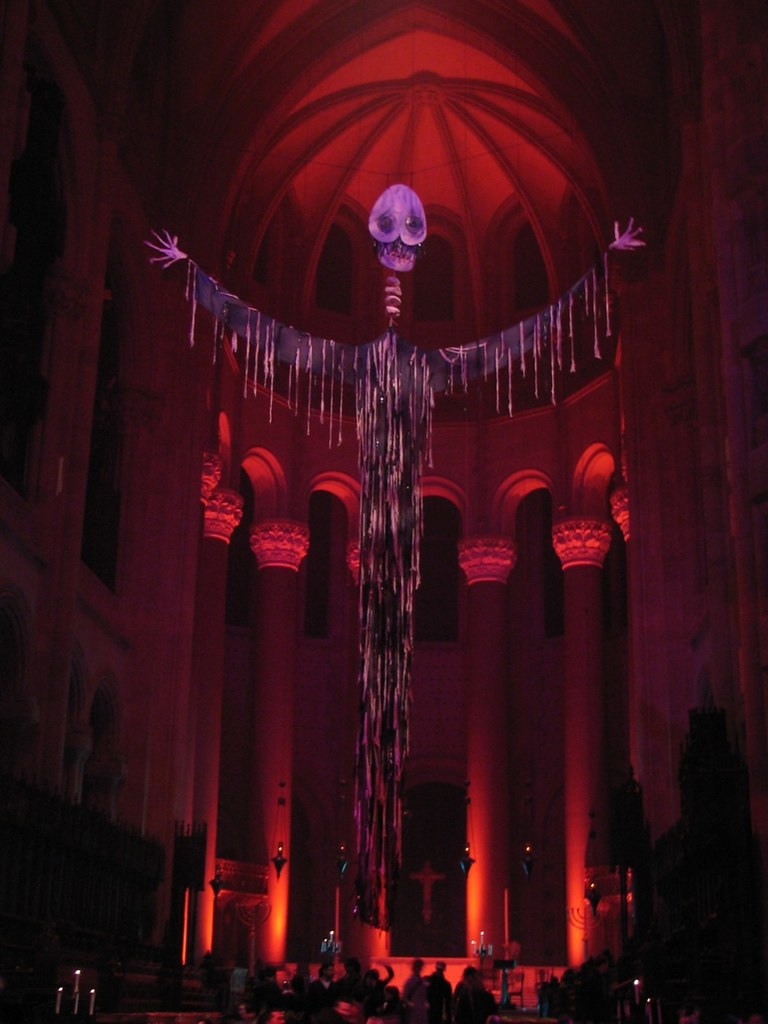Феерия Хэллоуина и Шествие вурдалаков в готическом соборе в США / Halloween Extravaganza and Procession of the Ghouls