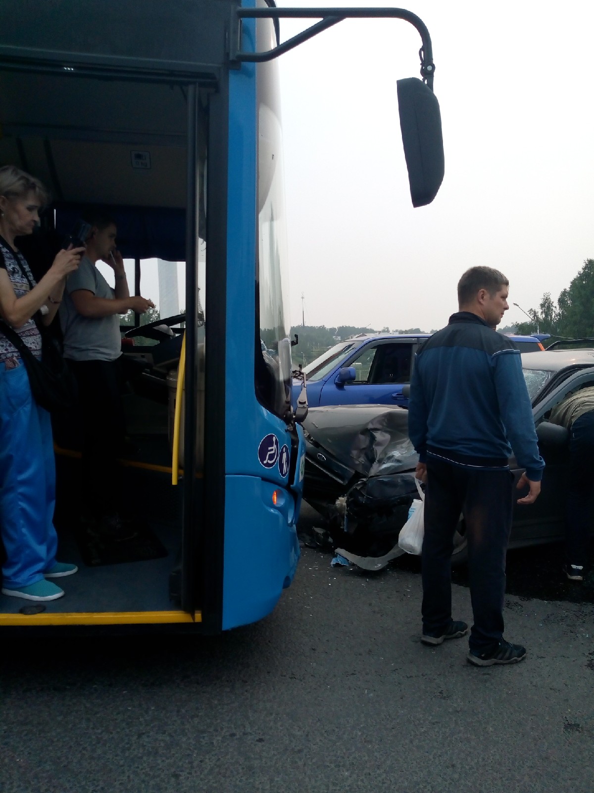 Ещё фотографии вчерашнего ДТП с автобусом, водитель автобуса молодец, никто не пострадал Это картинка