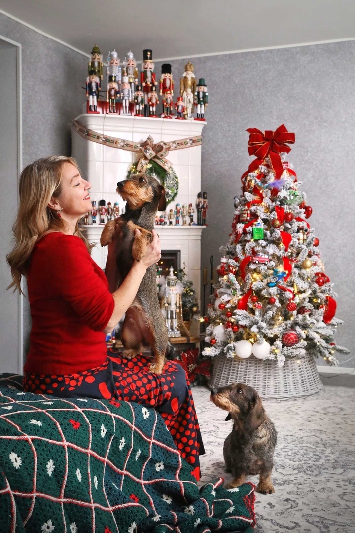 55-летняя Ханна Саволайнен из Финляндии так любит Рождество, что в даже в июне она готовит рождественские блюда.