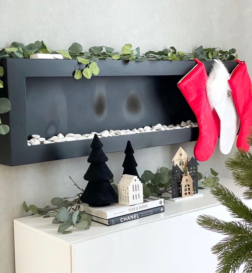 При оформлении новогоднего интерьера старайтесь использовать по максимуму любимые природные материалы: дерево, шишки, свежие еловые ветки, стекло и керамику.