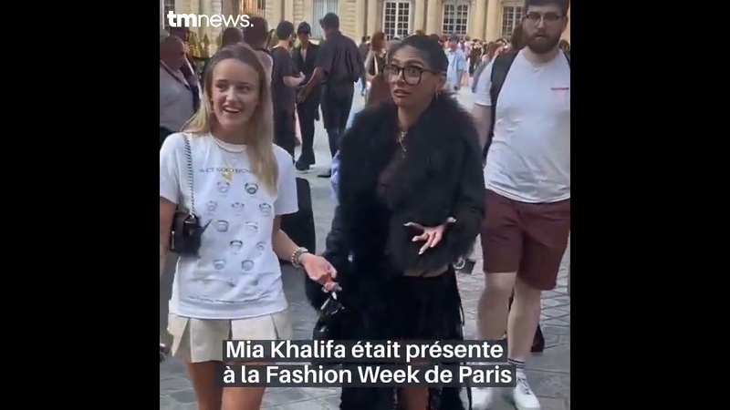Mia Khalifa accueillie en idole des enfants lors de la Fashion Week à